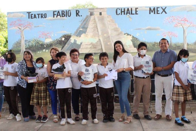 Con paquetes de útiles escolares, estudiantes del municipio de Tixpéhual reciben el apoyo del Gobierno de Mauricio Vila Dosal