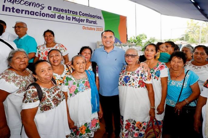 Renán Barrera entrega apoyos a las mujeres del campo