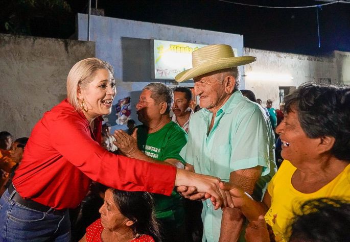 Verónica Camino se reúne con morenistas de Tekal de Venegas