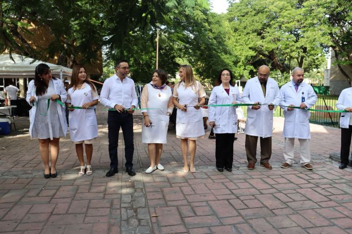 Entrega Presidenta honoraria del Voluntariado IMSS, sillas de ruedas pediátricas en Seguro Social Yucatán