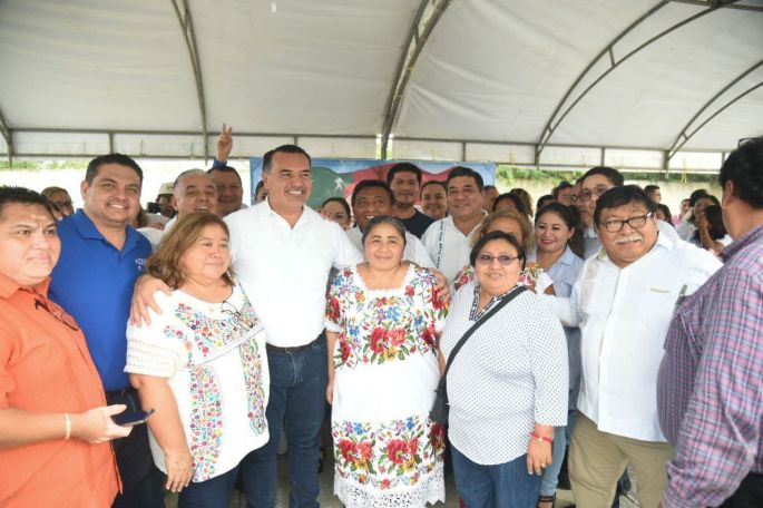 Renán Barrera y el sector magisterial indigenista estrechan lazos 