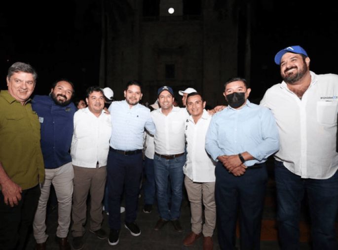 Inaugura el Gobernador Mauricio Vila Dosal el espectáculo de luz y sonido en la Iglesia de San Servacio en Valladolid