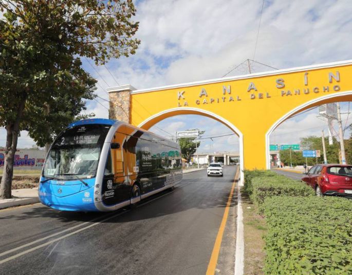 El Gobernador Mauricio Vila Dosal llega a Kanasín a bordo del Ie-tram