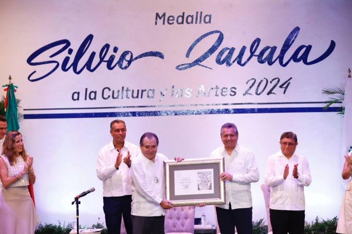 El Alcalde Alejandro Ruz reconoce las aportaciones del Dr. Sergio Augusto Quezada a la historia yucateca