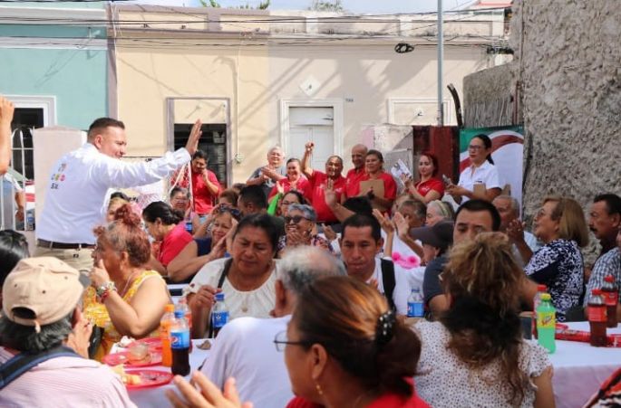 Sergio Vadillo desayuna con sus vecinos y amigos del “Houlpoch” en su quinto día de campaña