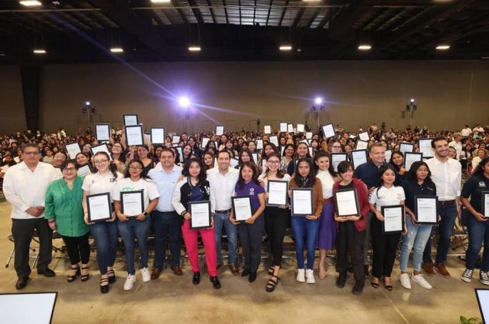 Reconoce el Gobernador Mauricio Vila esfuerzo de universitarias yucatecas que estudian carreras en Ciencias, Tecnología, Ingeniería y Matemáticas 