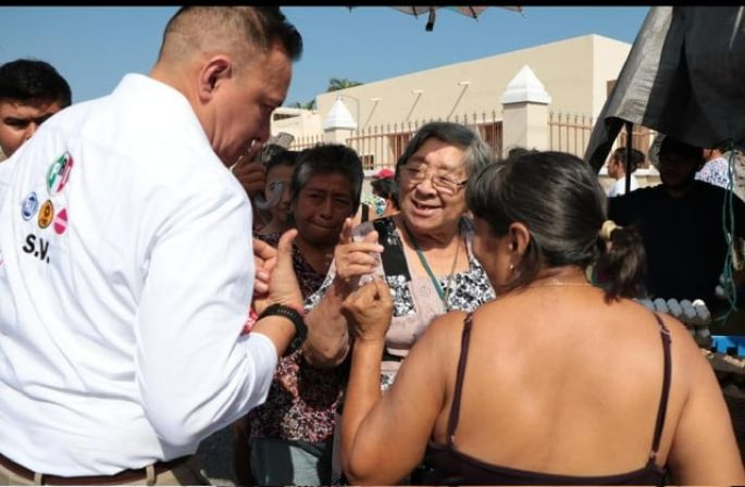 Sergio Vadillo completa la primera semana de su campaña visitando el Poniente de Mérida
