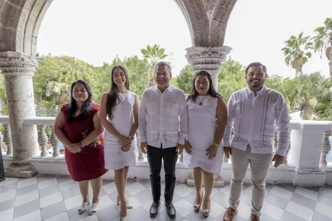 El Cabildo de Mérida toma protesta a regidoras y regidor suplentes