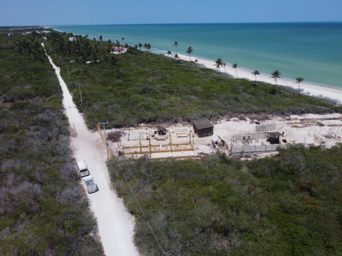Constructores de Villas María en Sisal violan clausura de PROFEPA y continúan con la Obra.
