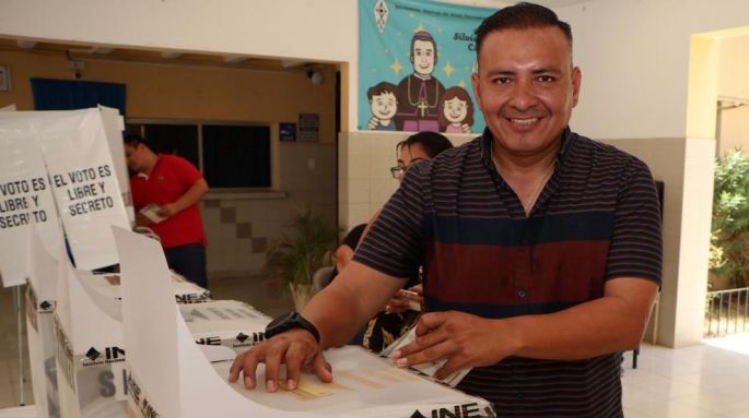 Sergio Vadillo emite su voto y destaca la participación ciudadana de Yucatán 