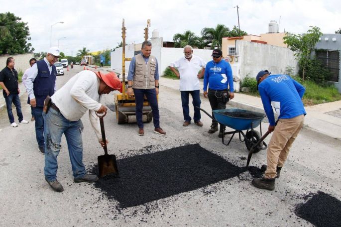 Con el programa permanente de bacheo se fortalecen las vialidades de Mérida 