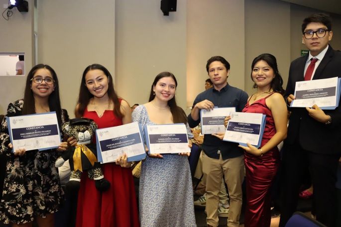 Se gradúan más de 100 jóvenes de las licenciaturas en Nutrición y Rehabilitación