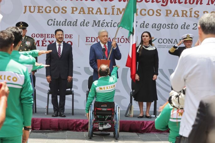 AMLO abandera delegación mexicana rumbo a Juegos Paralímpicos París 2024