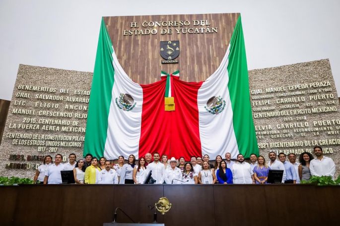 Diputados de la LXIV Legislatura reciben sus credenciales durante la sesión de la Comisión Instaladora de Entrega Recepción 