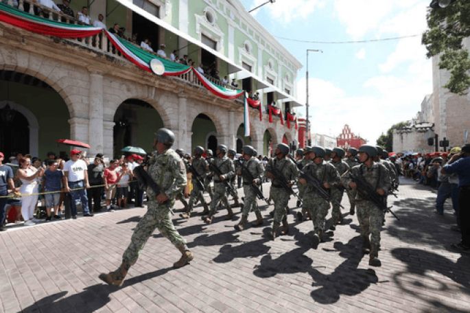 Familias yucatecas dan muestra de patriotismo y civilidad en el desfile cívico-militar conmemorativo al 16 de septiembre