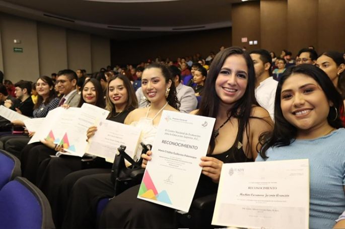 Reconocen a estudiantes UADY por ganar el Premio CENEVAL de excelencia académica