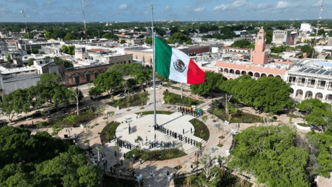 Bandera de México ya ondea en la remodelada Plaza Grande de Mérida