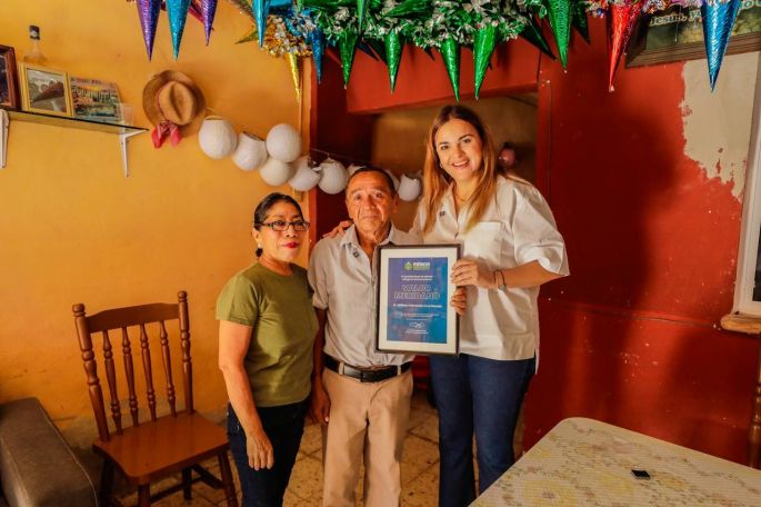 Cecilia Patrón reconoce a héroe con valor meridano; -William Cruz rescató a una familia del incendio de un automóvil