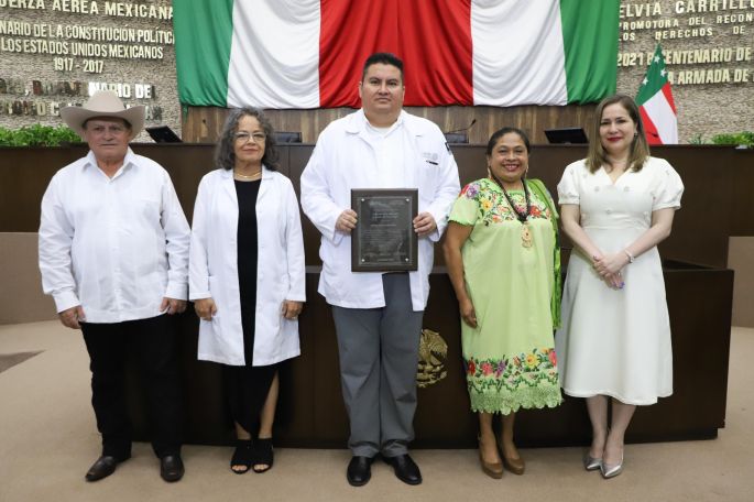 El Congreso del Estado de Yucatán reconoce la trayectoria y aportaciones en el área de la salud al Cardiólogo Amonario Olivera Mar