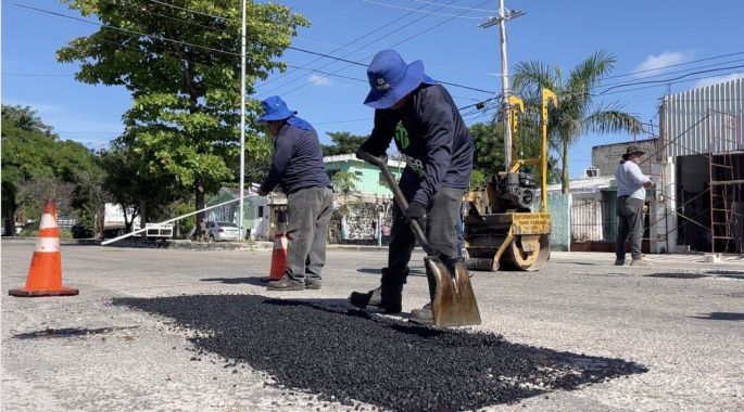 El Ayuntamiento de Mérida refuerza los trabajos de bacheo. 