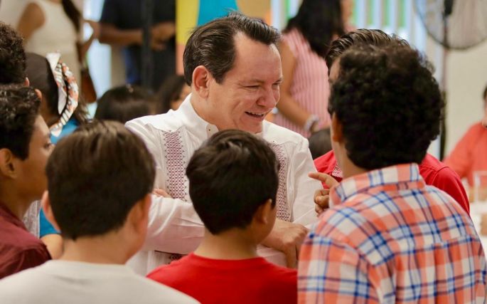 El Gobernador y su esposa visitan a niñas y niños de Casa Otoch