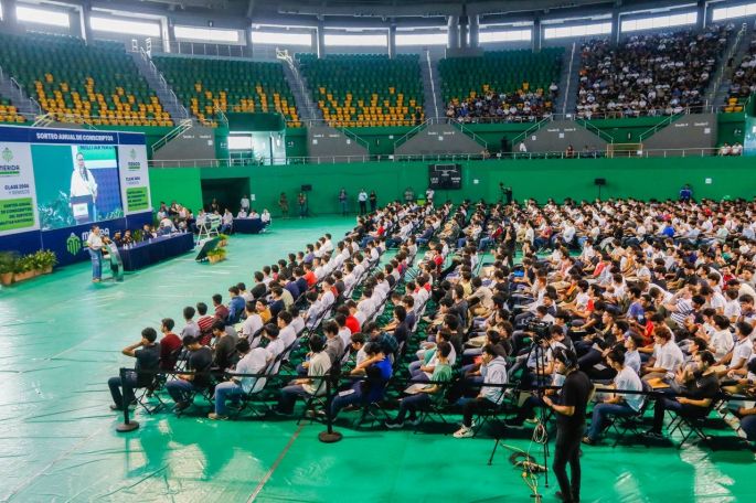 Unos 3 mil jóvenes meridanos comprometidos con su país asisten al sorteo de conscriptos.