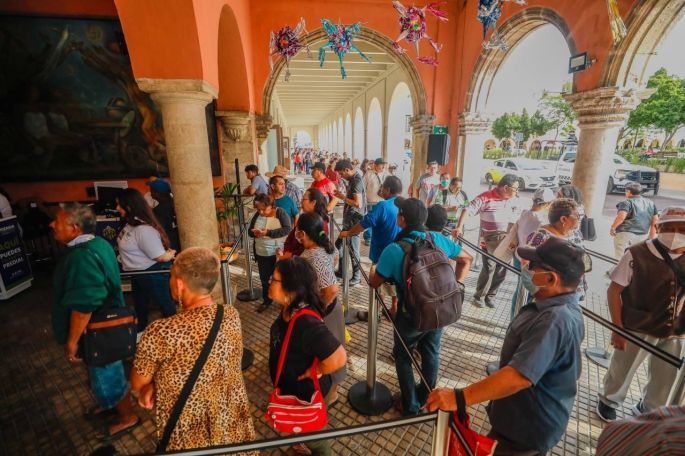 Meridanas y meridanos comprometidos forman largas filas para pagar el predial 2025