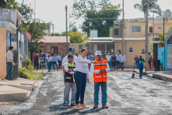 Supervisa Cecilia Patrón repavimentación en la Unidad Morelos