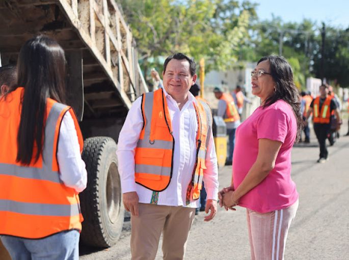 El Gobernador Joaquín Díaz Mena supervisa avances del programa Bacheo de calles para el Bienestar de Mérida"