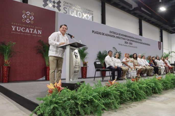 Entrega Gobernador Joaquín Díaz Mena plazas a 136 docentes yucatecos