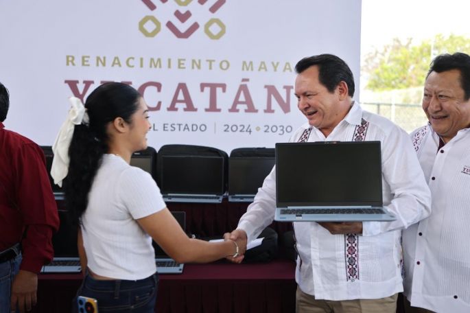 Entregan más de 400 computadoras portátiles a 13 bachilleratos estatales