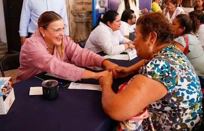 Atiende Cecilia Patrón a la comunidad meridana a las puertas de Palacio Municipal