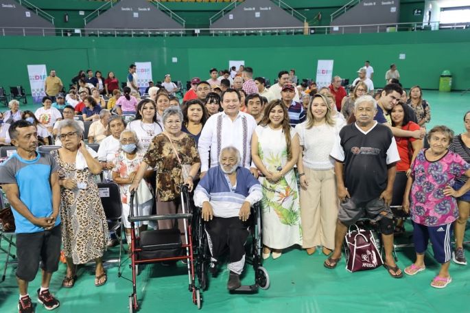 Entregan DIF Yucatán 70 aparatos funcionales para movilidad