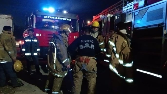Susto un San Antonio Xluch 3; terreno con vehículos abandonados se incendia en la madrugada 