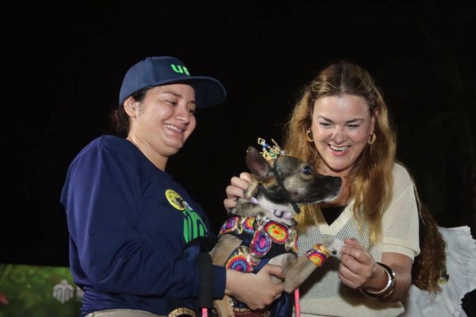 Cecilia Patrón corona a los primeros reyes “perrunos” del Carnaval Amazónico 2025