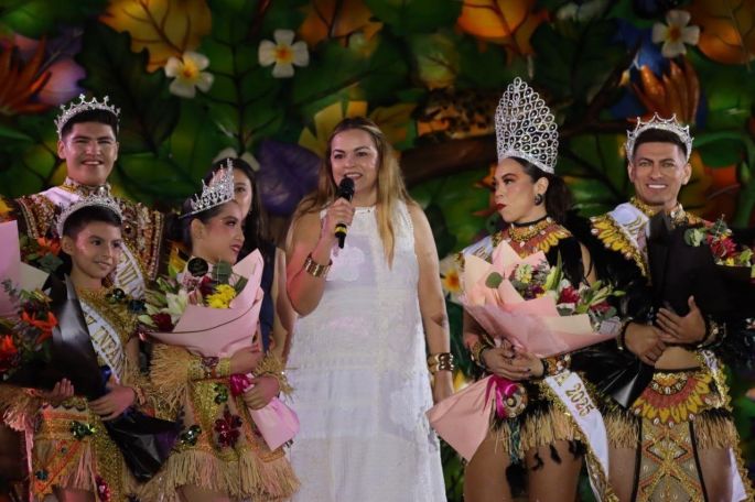 Corona Cecilia Patrón a las Reinas y Reyes del Carnaval de Mérida Amazónico 2025