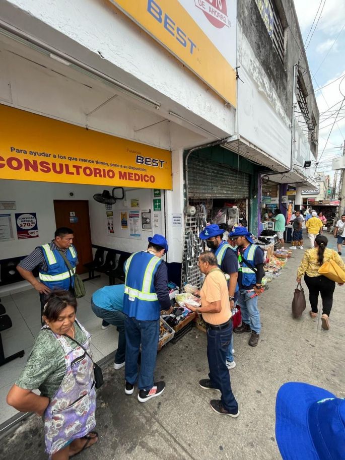Operativo en el Centro Histórico para liberar banquetas y que los transeúntes puedan circular sin obstáculos ni riesgos