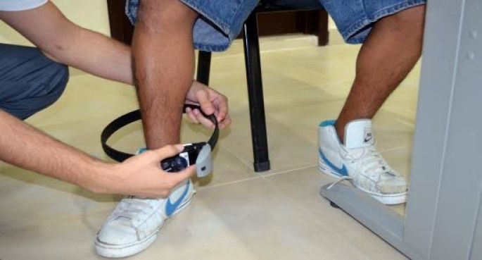 Portará brazalete electrónico por robarle a una mujer