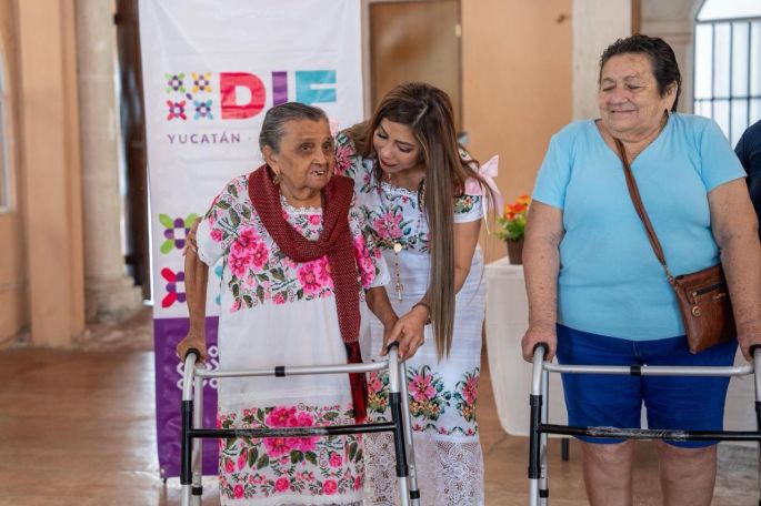 DIF Yucatán y Beneficencia Pública brindan apoyos a personas en situación de vulnerabilidad