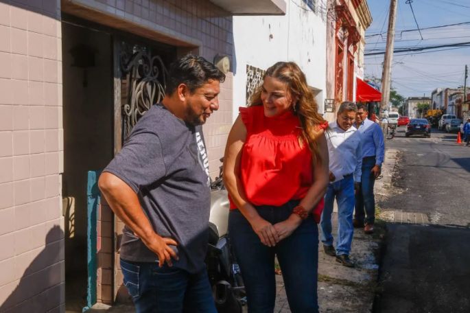 Cecilia Patrón supervisa la repavimentación de calles en el centro de Mérida