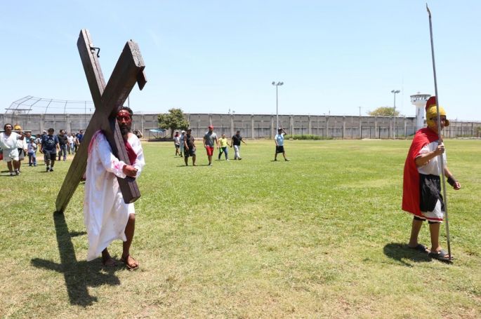 Internos del CERESO de Mérida escenifican el Viacrucis