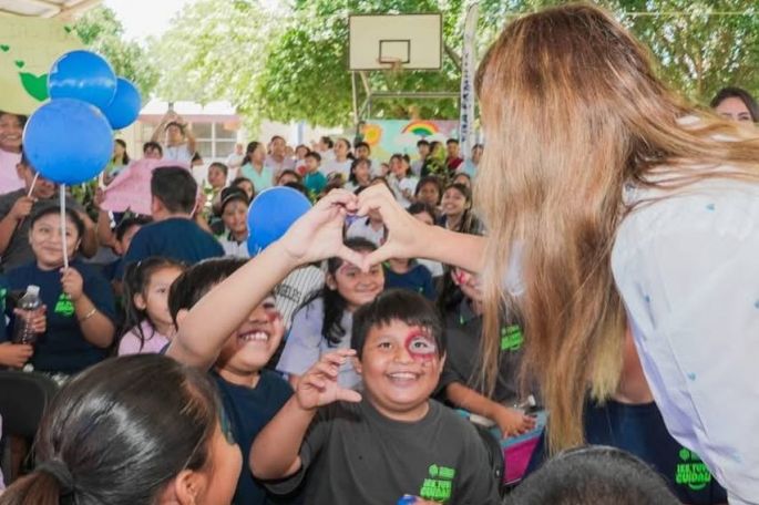 Celebra Cecilia Patrón a la niñez meridana: “Sean felices y jueguen mucho todos los días”