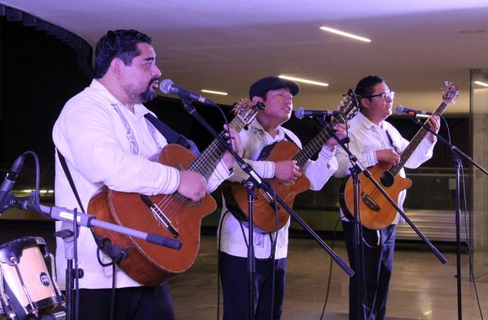 Una noche más de Viernes de Trova en el Palacio de la Música con el Trío Despertar