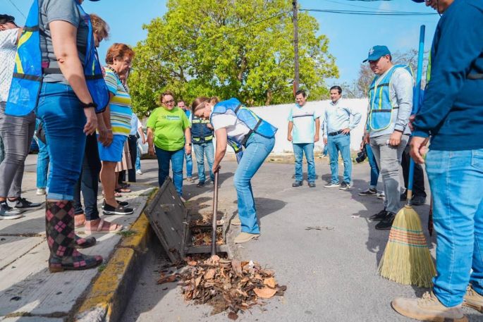Cecilia Patrón arranca en el sur de la ciudad operativo de limpieza de rejillas