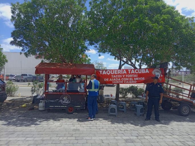 Ayuntamiento de Mérida retira puestos de comida sin permiso en vía pública