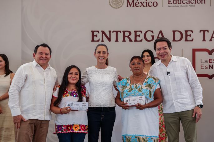 Presidenta Sheinbaum y Gobernador Díaz Mena entregan apoyos de "La Escuela es Nuestra" en Izamal