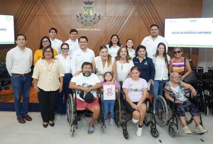 Ayuntamiento de Mérida recibe donativo de 40 sillas de ruedas