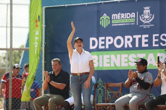 Reconoce Cecilia Patrón a las familias participantes de la Liga Meridana Infantil y Juvenil de Béisbol
