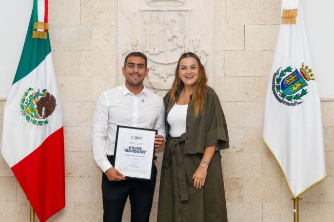 Cecilia Patrón reconoce con “Valor Meridano” a piloto aviador que salvó 215 vidas