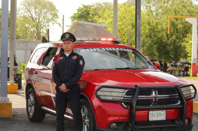 Yucateco se une al combate de incendios forestales en Canadá